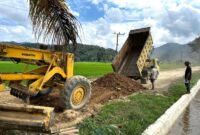Dukungan alat berat dan dump truck untuk mengambil material timbunan seperti pasir dan batu dari sungai di Desa Garuda, Kecamatan Padangguni, Kabupaten Konawe untuk mempercepat penyelesaian sasaran fisik TMMD ke-125, Satgas TMMD Kodim 1417/Kendari , Senin (28/7/2025).