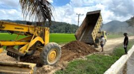 Dukungan alat berat dan dump truck untuk mengambil material timbunan seperti pasir dan batu dari sungai di Desa Garuda, Kecamatan Padangguni, Kabupaten Konawe untuk mempercepat penyelesaian sasaran fisik TMMD ke-125, Satgas TMMD Kodim 1417/Kendari , Senin (28/7/2025).