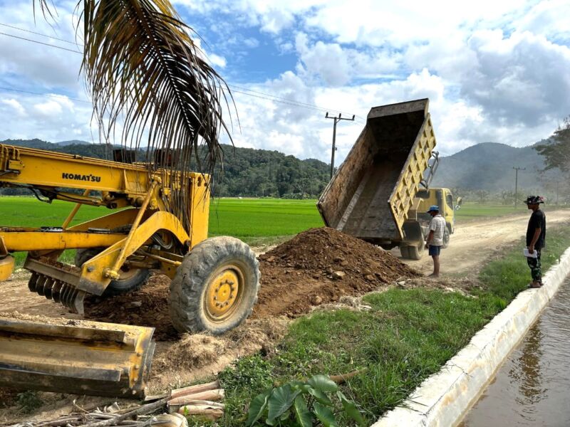 Dukungan alat berat dan dump truck untuk mengambil material timbunan seperti pasir dan batu dari sungai di Desa Garuda, Kecamatan Padangguni, Kabupaten Konawe untuk mempercepat penyelesaian sasaran fisik TMMD ke-125, Satgas TMMD Kodim 1417/Kendari , Senin (28/7/2025).