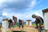Dandim 1417/Kendari, Kolonel Inf Herry Indriyanto selaku Komandan Satuan Tugas (Satgas) TNI Manunggal Membangun Desa (TMMD) ke-125 Kodim 1417/Kendari meninjau langsung perbaikan jembatan di Desa Awua Jaya, Kecamatan Asinua, Kabupaten Konawe, Selasa (29/7/2025).