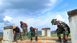 Dandim 1417/Kendari, Kolonel Inf Herry Indriyanto selaku Komandan Satuan Tugas (Satgas) TNI Manunggal Membangun Desa (TMMD) ke-125 Kodim 1417/Kendari meninjau langsung perbaikan jembatan di Desa Awua Jaya, Kecamatan Asinua, Kabupaten Konawe, Selasa (29/7/2025).