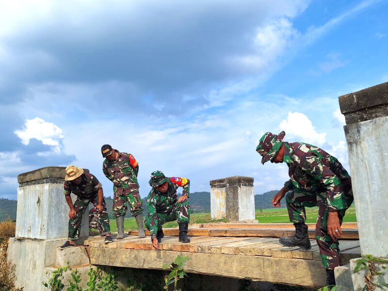 Dandim 1417/Kendari, Kolonel Inf Herry Indriyanto selaku Komandan Satuan Tugas (Satgas) TNI Manunggal Membangun Desa (TMMD) ke-125 Kodim 1417/Kendari meninjau langsung perbaikan jembatan di Desa Awua Jaya, Kecamatan Asinua, Kabupaten Konawe, Selasa (29/7/2025).