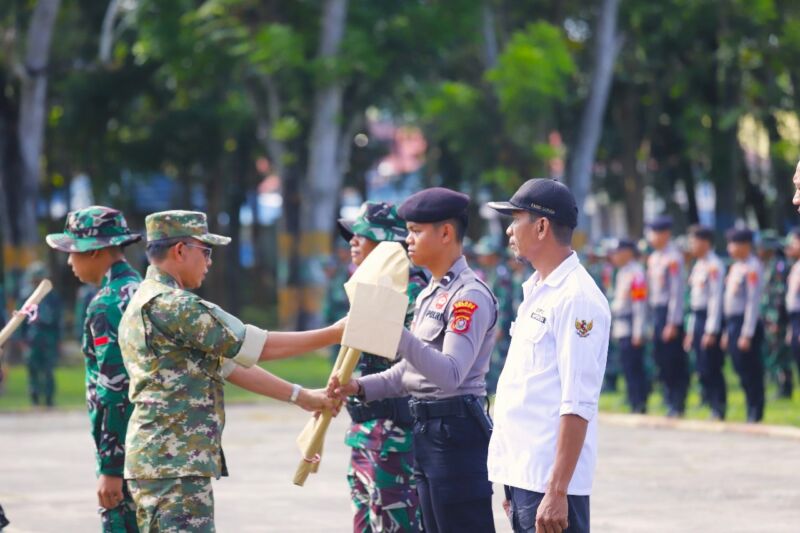Pembukaan TMMD ke-125 TA 2025 resmi digelar di halaman Kantor Bupati Konawe, Rabu (23/7/2025). Upacara dipimpin langsung oleh Bupati Konawe, H. Yusran Akbar, ST, sebagai inspektur upacara, kegiatan ini mengusung tema “Sinergi Lintas Sektoral Mewujudkan Kemanunggalan TNI-Rakyat Semakin Kuat”.
