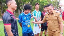 Muhammad Alfaril Pagala saat berbincang bersama Bupati Konawe, H Yusran Akbar ST: Ambisi Unaaha Football Club (UFC) Kabupaten Konawe untuk melahirkan pemain muda berbakat kian serius. Salah satu bintang muda mereka, Muhammad Alfaril Pagala (16 tahun), ke Bali United untuk mengikuti program pelatihan sekaligus persiapan seleksi Tim Nasional U-17.