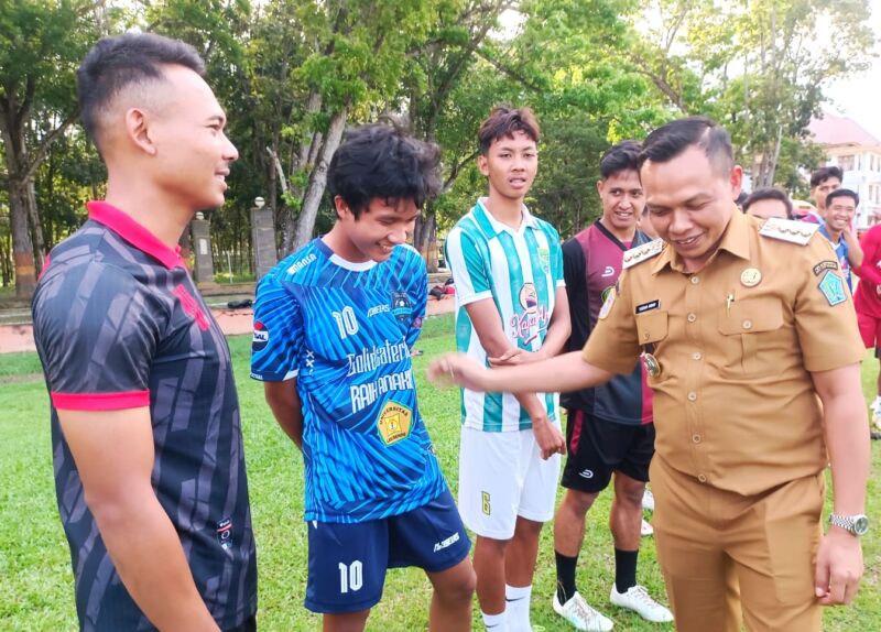 Muhammad Alfaril Pagala saat berbincang bersama Bupati Konawe, H Yusran Akbar ST: Ambisi Unaaha Football Club (UFC) Kabupaten Konawe untuk melahirkan pemain muda berbakat kian serius. Salah satu bintang muda mereka, Muhammad Alfaril Pagala (16 tahun), ke Bali United untuk mengikuti program pelatihan sekaligus persiapan seleksi Tim Nasional U-17.