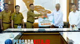 Penyerahan simbolis beasiswa Pemda Konawe untuk mahasiswa Unilaki jadi langkah nyata dukung pendidikan berkualitas: Bupati Konawe, H Yusran Akbar ST (kanan), menyerahkan simbolis senilai Rp 250 juta kepada Rektor Universitas Lakidende  disaksikan Asisten I Setda Konawe dan Kabag Kesra. Acara berlangsung khidmat di ruang rapat Bupati, Unaaha, 25 Agustus 2025.