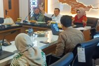 Bupati Konawe, H. Yusran Akbar, ST, memimpin Rapat Pembahasan Data Strategis Kabupaten Konawe bersama Kepala Badan Pusat Statistik (BPS) Kabupaten Konawe, Siti Maswiah, SE., M.S., di Ruang Rapat Bupati, Kamis (7/8/2025). Rapat yang juga dihadiri Sekretaris Daerah (Sekda) Dr. Ferdinand Sapan dan jajaran pimpinan SKPD ini membahas capaian makro daerah, khususnya pertumbuhan ekonomi 11,82% dan strategi pengendalian inflasi, serta penyampaian hasil pembinaan Statistik Sektoral Desa/Kelurahan Cinta Statistik. Pertemuan ini menjadi dasar penyusunan Rencana Pembangunan Jangka Menengah Daerah (RPJMD) 2025–2029 yang berorientasi pada data dan kesejahteraan masyarakat.