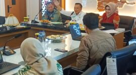 Bupati Konawe, H. Yusran Akbar, ST, memimpin Rapat Pembahasan Data Strategis Kabupaten Konawe bersama Kepala Badan Pusat Statistik (BPS) Kabupaten Konawe, Siti Maswiah, SE., M.S., di Ruang Rapat Bupati, Kamis (7/8/2025). Rapat yang juga dihadiri Sekretaris Daerah (Sekda) Dr. Ferdinand Sapan dan jajaran pimpinan SKPD ini membahas capaian makro daerah, khususnya pertumbuhan ekonomi 11,82% dan strategi pengendalian inflasi, serta penyampaian hasil pembinaan Statistik Sektoral Desa/Kelurahan Cinta Statistik. Pertemuan ini menjadi dasar penyusunan Rencana Pembangunan Jangka Menengah Daerah (RPJMD) 2025–2029 yang berorientasi pada data dan kesejahteraan masyarakat.