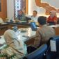 Bupati Konawe, H. Yusran Akbar, ST, memimpin Rapat Pembahasan Data Strategis Kabupaten Konawe bersama Kepala Badan Pusat Statistik (BPS) Kabupaten Konawe, Siti Maswiah, SE., M.S., di Ruang Rapat Bupati, Kamis (7/8/2025). Rapat yang juga dihadiri Sekretaris Daerah (Sekda) Dr. Ferdinand Sapan dan jajaran pimpinan SKPD ini membahas capaian makro daerah, khususnya pertumbuhan ekonomi 11,82% dan strategi pengendalian inflasi, serta penyampaian hasil pembinaan Statistik Sektoral Desa/Kelurahan Cinta Statistik. Pertemuan ini menjadi dasar penyusunan Rencana Pembangunan Jangka Menengah Daerah (RPJMD) 2025–2029 yang berorientasi pada data dan kesejahteraan masyarakat.