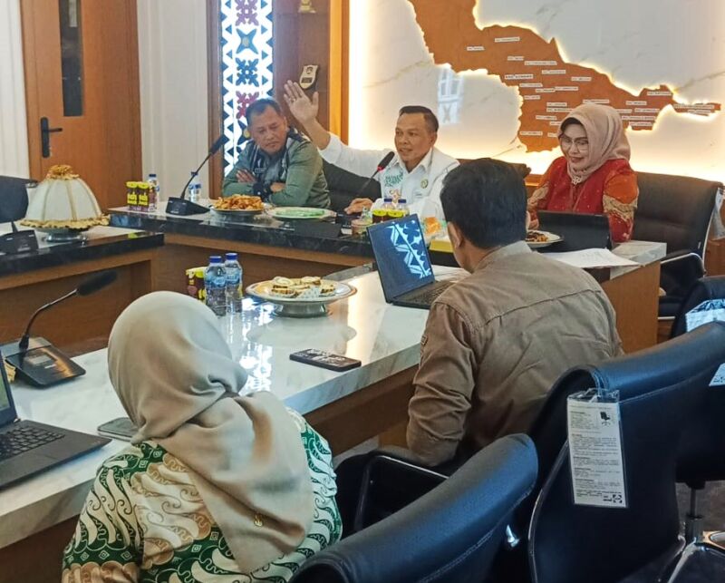 Bupati Konawe, H. Yusran Akbar, ST, memimpin Rapat Pembahasan Data Strategis Kabupaten Konawe bersama Kepala Badan Pusat Statistik (BPS) Kabupaten Konawe, Siti Maswiah, SE., M.S., di Ruang Rapat Bupati, Kamis (7/8/2025). Rapat yang juga dihadiri Sekretaris Daerah (Sekda) Dr. Ferdinand Sapan dan jajaran pimpinan SKPD ini membahas capaian makro daerah, khususnya pertumbuhan ekonomi 11,82% dan strategi pengendalian inflasi, serta penyampaian hasil pembinaan Statistik Sektoral Desa/Kelurahan Cinta Statistik. Pertemuan ini menjadi dasar penyusunan Rencana Pembangunan Jangka Menengah Daerah (RPJMD) 2025–2029 yang berorientasi pada data dan kesejahteraan masyarakat.