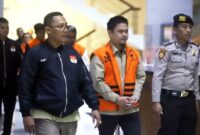 Drama penangkapan Bupati Kolaka Timur (Koltim), Abdul Azis, berakhir dengan penetapannya sebagai tersangka oleh Komisi Pemberantasan Korupsi (KPK), Kamis (7/8/2025)