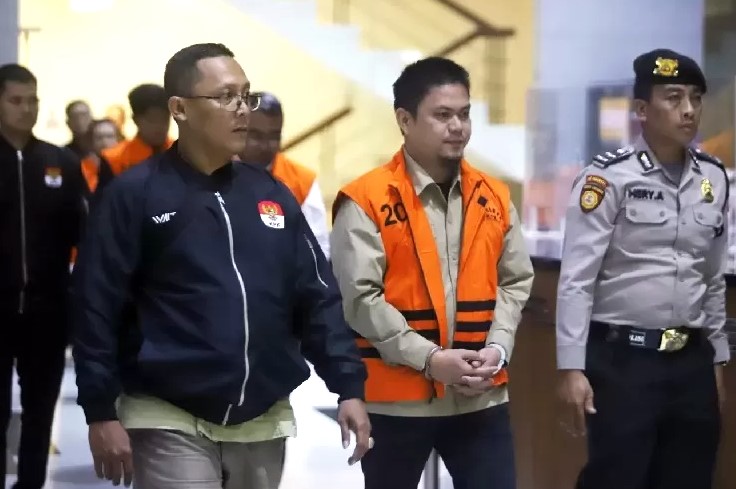 Drama penangkapan Bupati Kolaka Timur (Koltim), Abdul Azis, berakhir dengan penetapannya sebagai tersangka oleh Komisi Pemberantasan Korupsi (KPK), Kamis (7/8/2025)
