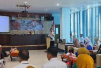 Kepala Dinkes Konawe, dr. Agus Lahida, memaparkan data kematian ibu dan bayi di depan peserta rapat Audit Maternal Perinatal (AMP) digelar di Aula RSUD Konawe, Rabu (13/8/2025)