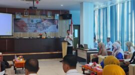 Kepala Dinkes Konawe, dr. Agus Lahida, memaparkan data kematian ibu dan bayi di depan peserta rapat Audit Maternal Perinatal (AMP) digelar di Aula RSUD Konawe, Rabu (13/8/2025)