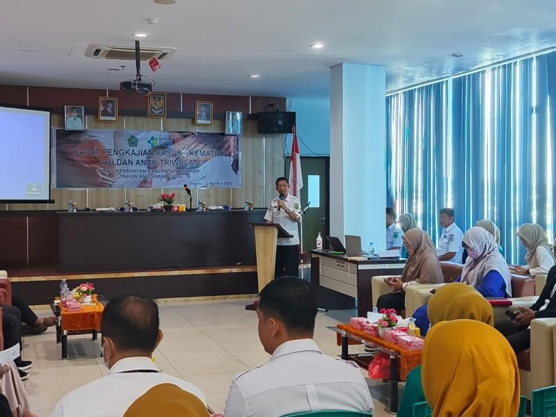 Kepala Dinkes Konawe, dr. Agus Lahida, memaparkan data kematian ibu dan bayi di depan peserta rapat Audit Maternal Perinatal (AMP) digelar di Aula RSUD Konawe, Rabu (13/8/2025)