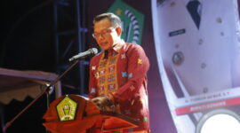 Bupati Konawe, H. Yursan Akbar, ST., membacakan sambutan pembukaan Gebyar Wisata 2025 di depan panggung utama ICP.