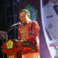 Bupati Konawe, H. Yursan Akbar, ST., membacakan sambutan pembukaan Gebyar Wisata 2025 di depan panggung utama ICP.