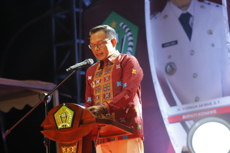 Bupati Konawe, H. Yursan Akbar, ST., membacakan sambutan pembukaan Gebyar Wisata 2025 di depan panggung utama ICP.