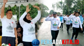 Bupati Konawe, H Yusran Akbar ST di dampingi Ketua Tim Penggerak PKK, Hj Hania bersama Kapolres Konawe, AKBP Noer Alam SIK, Ketua DPRD Konawe, I Made Asmaya dan Sekda Konawe, Ferdinand Sapan saat menyambut peserta di garis finis: Peserta gerak jalan dengan kostum bertema Monumen Kalosara dan 