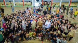 Gubernur Sultra, Mayjen TNI (Purn) Andi Sumangerukka, secara langsung meninjau latihan tim penari di Gelanggang Olahraga Dinas Kepemudaan dan Olahraga Provinsi Sultra, Selasa (12/8/2025). Kunjungan ini dilakukan untuk memastikan kesiapan tim, mulai dari perlengkapan hingga rencana keberangkatan ke Jakarta.