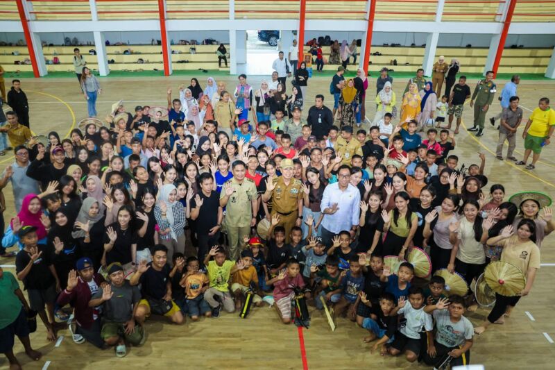 Gubernur Sultra, Mayjen TNI (Purn) Andi Sumangerukka, secara langsung meninjau latihan tim penari di Gelanggang Olahraga Dinas Kepemudaan dan Olahraga Provinsi Sultra, Selasa (12/8/2025). Kunjungan ini dilakukan untuk memastikan kesiapan tim, mulai dari perlengkapan hingga rencana keberangkatan ke Jakarta.