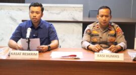 Kasatreskrim Polres Morowali, AKP Erick Wijaya Siagian, didampingi Ps. Kasihumas Ipda Abdul Hamid saat memberikan keterangan pers
