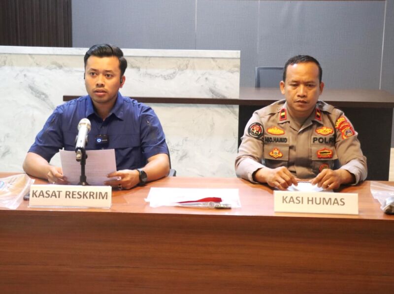 Kasatreskrim Polres Morowali, AKP Erick Wijaya Siagian, didampingi Ps. Kasihumas Ipda Abdul Hamid saat memberikan keterangan pers