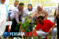 Bupati Konawe, H. Yusran Akbar ST, menanam bibit Durian Hitam di Desa Langgea, tanda dimulainya pencanangan Kampung Durian 