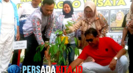 Bupati Konawe, H. Yusran Akbar ST, menanam bibit Durian Hitam di Desa Langgea, tanda dimulainya pencanangan Kampung Durian 