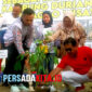 Bupati Konawe, H. Yusran Akbar ST, menanam bibit Durian Hitam di Desa Langgea, tanda dimulainya pencanangan Kampung Durian 