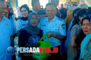 Bupati Konawe, H Yusran Akbar ST menyerahkan paket sembako yang telah dibeli salah seorang warga saat digelarnya Gerakan Pangan Murah di Pasar Asinua, Kabupaten Konawe, Sulawesi Tenggara, Rabu (20/8/2025). Program kolaborasi ini bertujuan untuk pengendalian inflasi secara efektif.