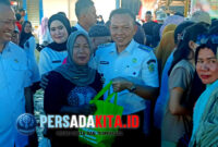 Bupati Konawe, H Yusran Akbar ST menyerahkan paket sembako yang telah dibeli salah seorang warga saat digelarnya Gerakan Pangan Murah di Pasar Asinua, Kabupaten Konawe, Sulawesi Tenggara, Rabu (20/8/2025). Program kolaborasi ini bertujuan untuk pengendalian inflasi secara efektif.