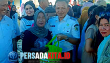 Bupati Konawe, H Yusran Akbar ST menyerahkan paket sembako yang telah dibeli salah seorang warga saat digelarnya Gerakan Pangan Murah di Pasar Asinua, Kabupaten Konawe, Sulawesi Tenggara, Rabu (20/8/2025). Program kolaborasi ini bertujuan untuk pengendalian inflasi secara efektif.