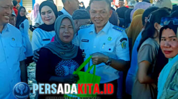 Bupati Konawe, H Yusran Akbar ST menyerahkan paket sembako yang telah dibeli salah seorang warga saat digelarnya Gerakan Pangan Murah di Pasar Asinua, Kabupaten Konawe, Sulawesi Tenggara, Rabu (20/8/2025). Program kolaborasi ini bertujuan untuk pengendalian inflasi secara efektif.