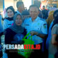 Bupati Konawe, H Yusran Akbar ST menyerahkan paket sembako yang telah dibeli salah seorang warga saat digelarnya Gerakan Pangan Murah di Pasar Asinua, Kabupaten Konawe, Sulawesi Tenggara, Rabu (20/8/2025). Program kolaborasi ini bertujuan untuk pengendalian inflasi secara efektif.