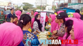 Petugas Polres Konawe dan ibu-ibu Bhayangkari aktif membagikan beras kepada warga saat pasar murah di depan Pasar Wawotobi, Kamis (15/8/2025). Sebanyak 4 ton beras SPHP dijual Rp58.000/5 kg, lebih murah dari harga pasar.