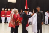 Bupati Konawe H. Yusran Akbar mengukuhkan anggota Paskibraka Konawe 2025 di Unaaha, Jumat (15/8/2025).