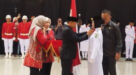Bupati Konawe H. Yusran Akbar mengukuhkan anggota Paskibraka Konawe 2025 di Unaaha, Jumat (15/8/2025).