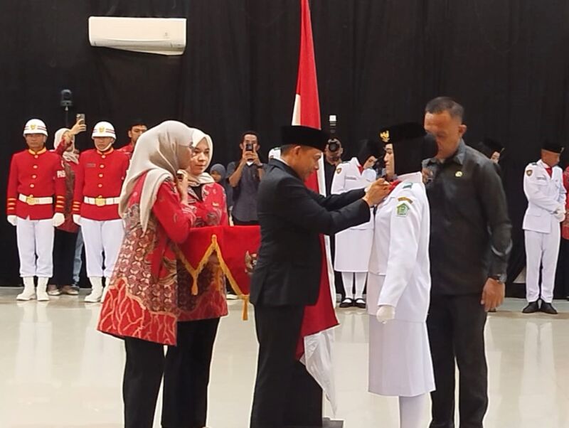 Bupati Konawe H. Yusran Akbar mengukuhkan anggota Paskibraka Konawe 2025 di Unaaha, Jumat (15/8/2025).