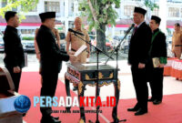Bupati Konawe, H Yusran Akbar saat mengukuhkan  Ferdinand sebagai Sekretaris Daerah di Pendopo Kantor Bupati, Selasa (19/8/2025). Kegiatan ini menandai dimulainya sinergi baru dalam pemerintahan daerah.