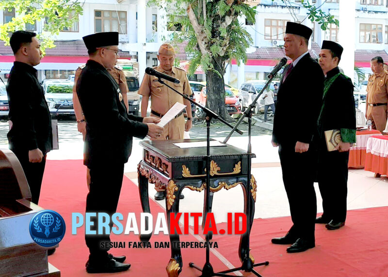 Bupati Konawe, H Yusran Akbar saat mengukuhkan  Ferdinand sebagai Sekretaris Daerah di Pendopo Kantor Bupati, Selasa (19/8/2025). Kegiatan ini menandai dimulainya sinergi baru dalam pemerintahan daerah.