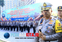 Kakorlantas Polri Irjen Agus Suryonugroho memimpin apel gelar pasukan Operasi Merdeka Jaya 2025 di kawasan Gelora Bung Karno, Jakarta, Sabtu (16/8/2025). Sebanyak 9.035 personel dikerahkan untuk amankan HUT ke-80 RI. 