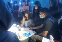 Proses Tes Urine: 
Pengunjung THM menjalani tes urine di tempat kejadian. Dari 68 orang yang diperiksa, dua dinyatakan positif mengonsumsi sabu berdasarkan hasil tes cepat ini.