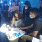 Proses Tes Urine: 
Pengunjung THM menjalani tes urine di tempat kejadian. Dari 68 orang yang diperiksa, dua dinyatakan positif mengonsumsi sabu berdasarkan hasil tes cepat ini.