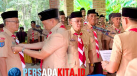 Bupati Konawe Yusran Akbar (Ketua Mabicab), saat menyematkan pin kepada Wabup Syamsul Ibrahim menandai dimulainya sinergi baru untuk Pramuka Konawe masa bakti 2025-2030.