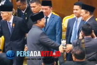 Bamsoet bersama Presiden Prabowo di Gedung Parlemen
Ketua MPR RI Bambang Soesatyo (Bamsoet) berbincang dengan Presiden Prabowo Subianto usai Sidang Tahunan MPR RI 2025 di Kompleks Parlemen, Jakarta, Sabtu (16/8/2025). Bamsoet memberikan apresiasi atas langkah tegas pemerintah dalam memperkuat kedaulatan ekonomi dan hukum.