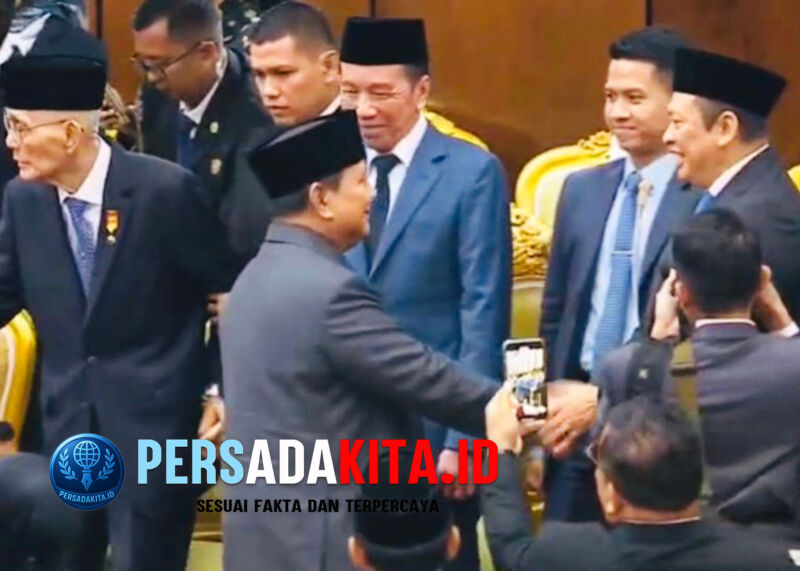 Bamsoet bersama Presiden Prabowo di Gedung Parlemen
Ketua MPR RI Bambang Soesatyo (Bamsoet) berbincang dengan Presiden Prabowo Subianto usai Sidang Tahunan MPR RI 2025 di Kompleks Parlemen, Jakarta, Sabtu (16/8/2025). Bamsoet memberikan apresiasi atas langkah tegas pemerintah dalam memperkuat kedaulatan ekonomi dan hukum.