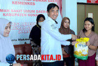 Direktur RSUD Konawe dr. Romi Akbar menyerahkan paket sembako kepada pasien kurang mampu: 