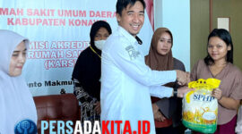 Direktur RSUD Konawe dr. Romi Akbar menyerahkan paket sembako kepada pasien kurang mampu: 