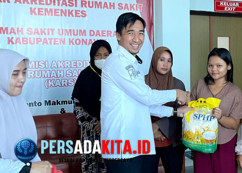 Direktur RSUD Konawe dr. Romi Akbar menyerahkan paket sembako kepada pasien kurang mampu: 